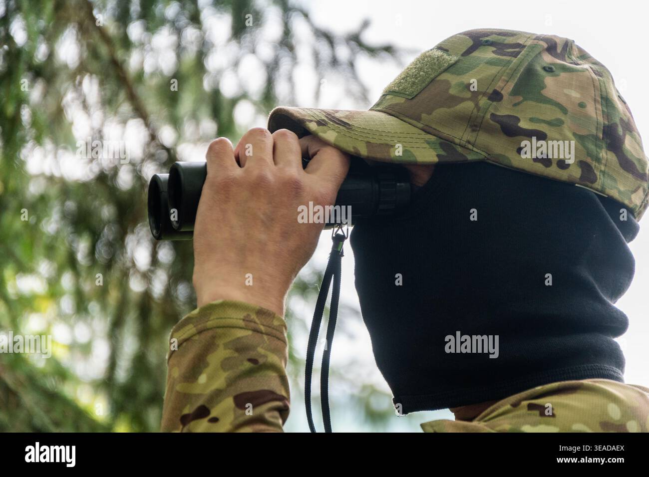 Close Up mostra concentrazione, analisi delle minacce e controllo delle frontiere in condizioni di possibile conflitto militare Foto Stock
