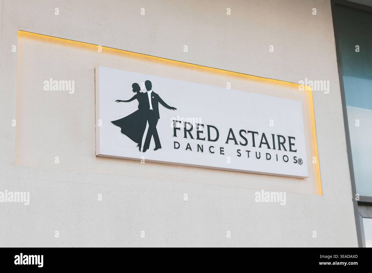 11 gennaio 2025, Dubai, Emirati Arabi Uniti: Fred Astaire Dance Studios firma con il contorno illuminato, con la silhouette di coppia ballerina, che mostra un'attività Foto Stock