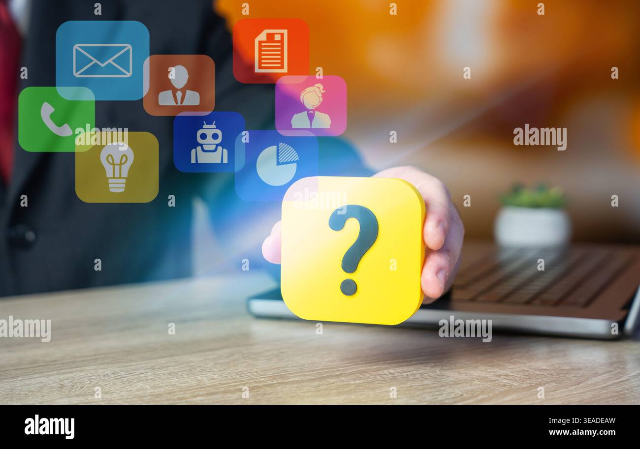 Processo decisionale, risoluzione dei problemi, trasformazione digitale, innovazione, comunicazione e moderna strategia aziendale. Uomo e punto interrogativo con ologramma Foto Stock