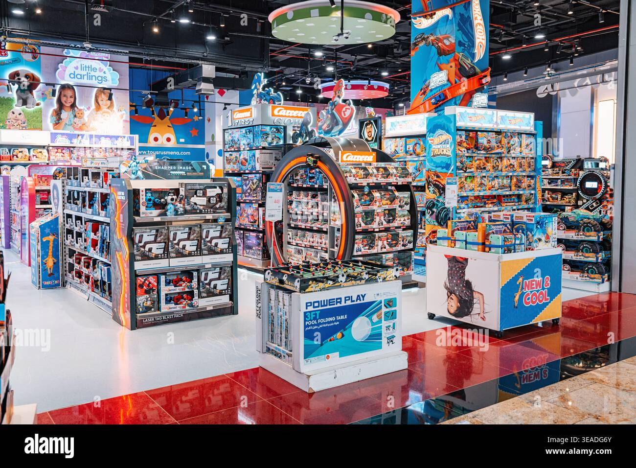14 gennaio 2026, Dubai, Emirati Arabi Uniti: Grande e moderno negozio di giocattoli che offre un'ampia varietà di giochi per bambini, bambole e marchi famosi come Hot Wheels e Carrera Foto Stock