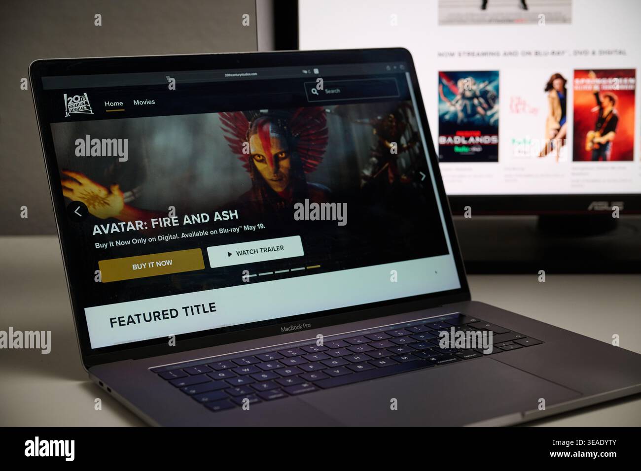 Milano, Italia - 2026, 20 apr: Homepage del sito web 20th Century Fox 20th Century Studios visualizzata sullo schermo del laptop in un'installazione minima. Il ventesimo secolo Fo Foto Stock