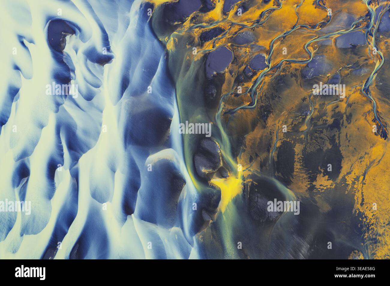 Vista aerea di un delta glaciale del fiume caratterizzato da intricati motivi intrecciati di acqua blu e sedimenti arancioni luminosi in Islanda. Foto Stock