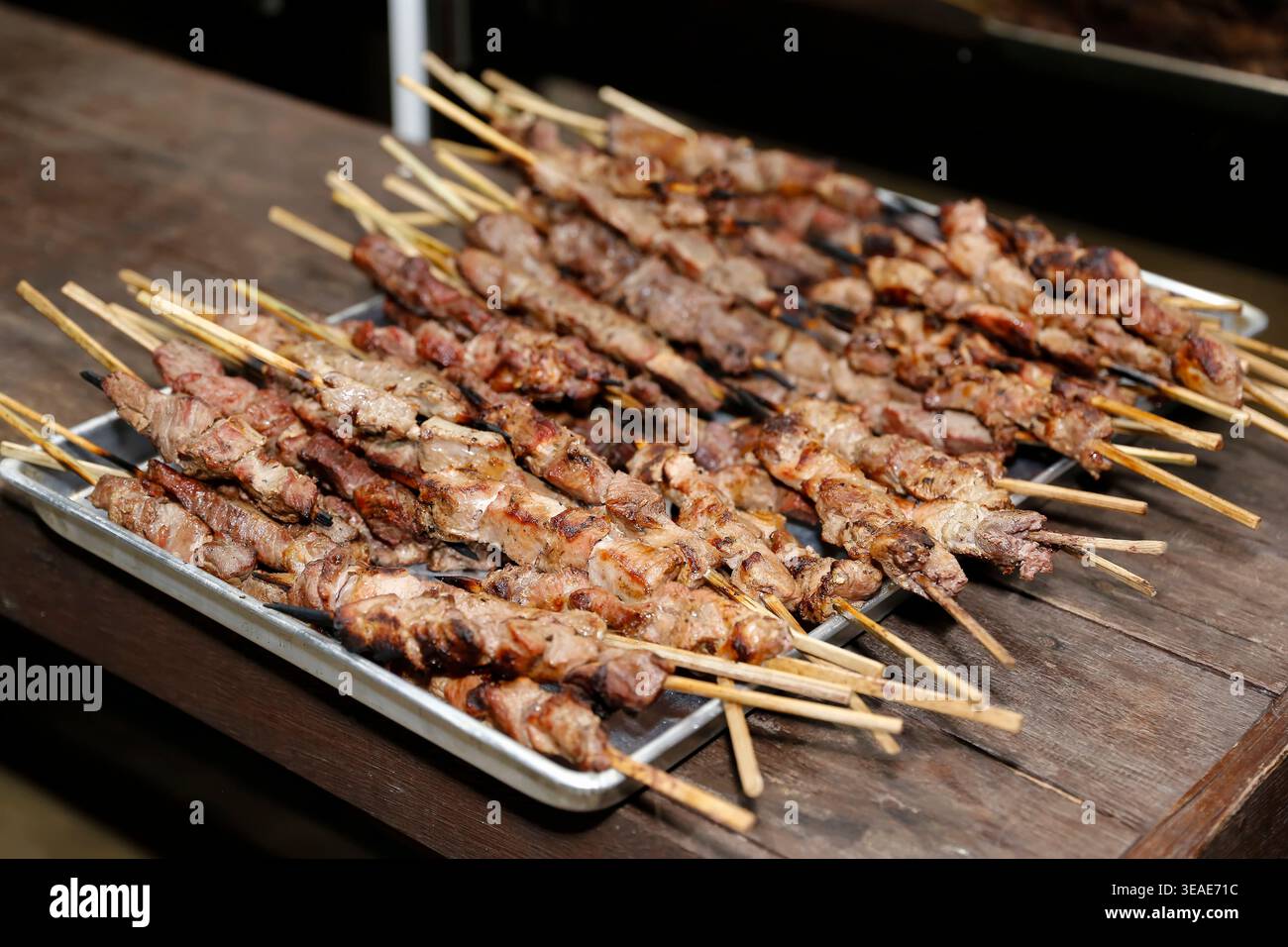 Spiedini tradizionali di carne alla griglia alla perfezione. Fotografia di alta qualità, ideale per menu di ristoranti, barbecue, feste estive e c Foto Stock