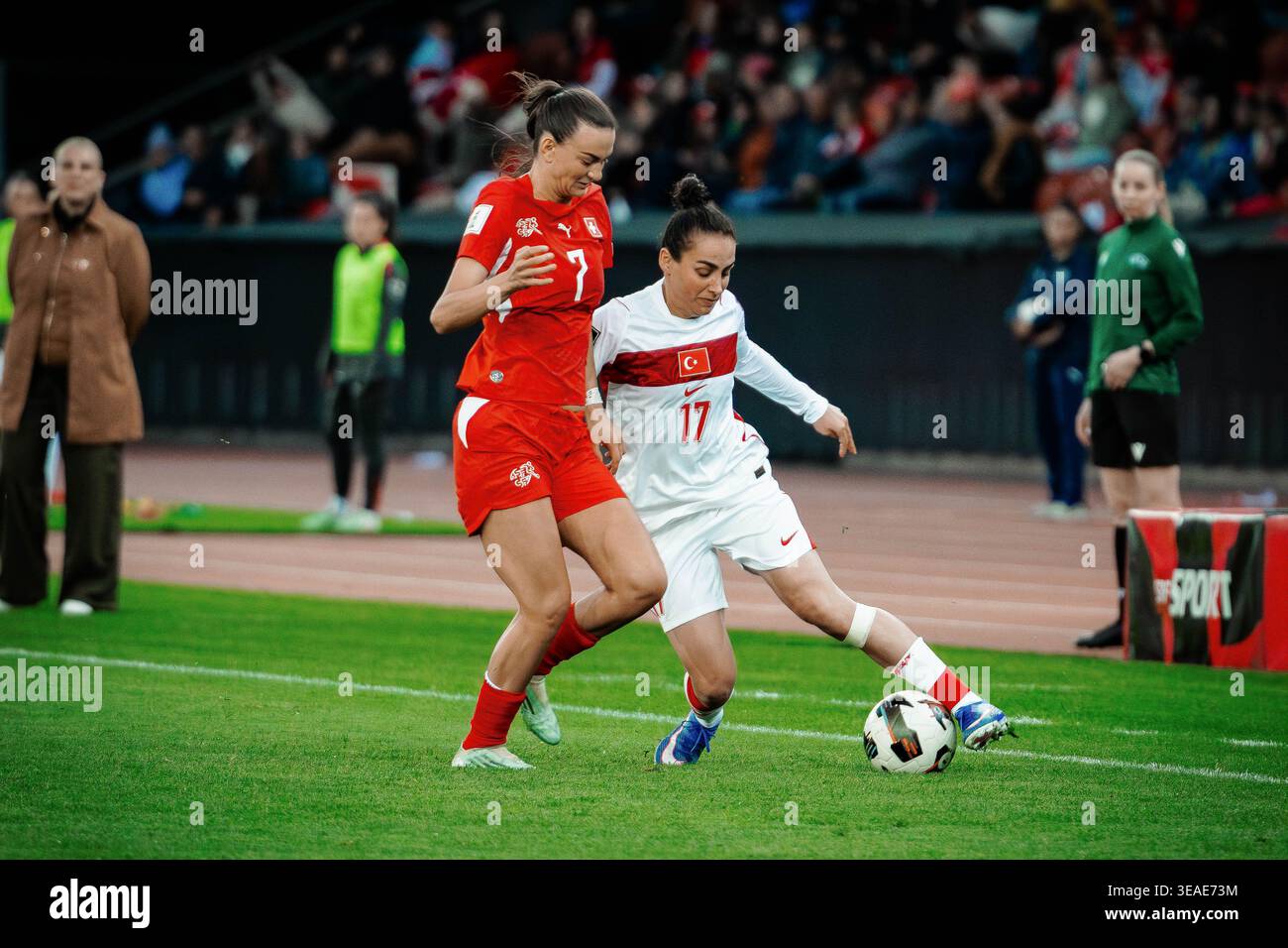 ZURIGO, SVIZZERA - 14 APRILE: Riola Xhemaili (#7) della Svizzera e Ilayda Civelek (#17) della Turchia in azione durante la partita di qualificazione della Coppa del mondo femminile 2027 tra Svizzera e Turchia allo stadio Letzigrund il 14 aprile 2026 a Zurigo, Svizzera. Foto Stock