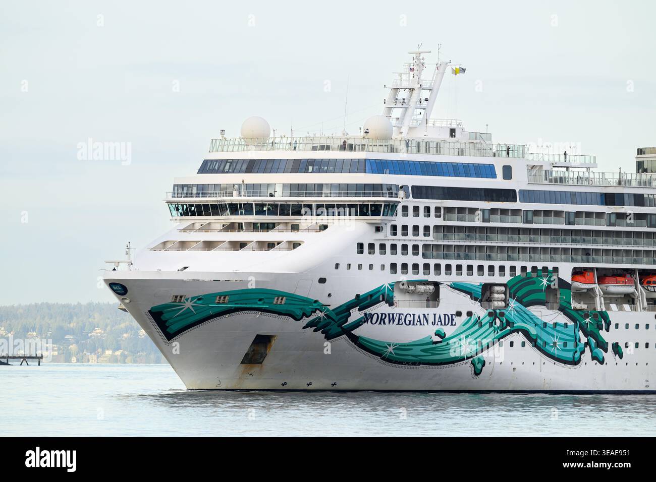 Seattle - 17 aprile 2026; la nave da crociera Norwegian Jade inchina in primo piano con il nome Foto Stock