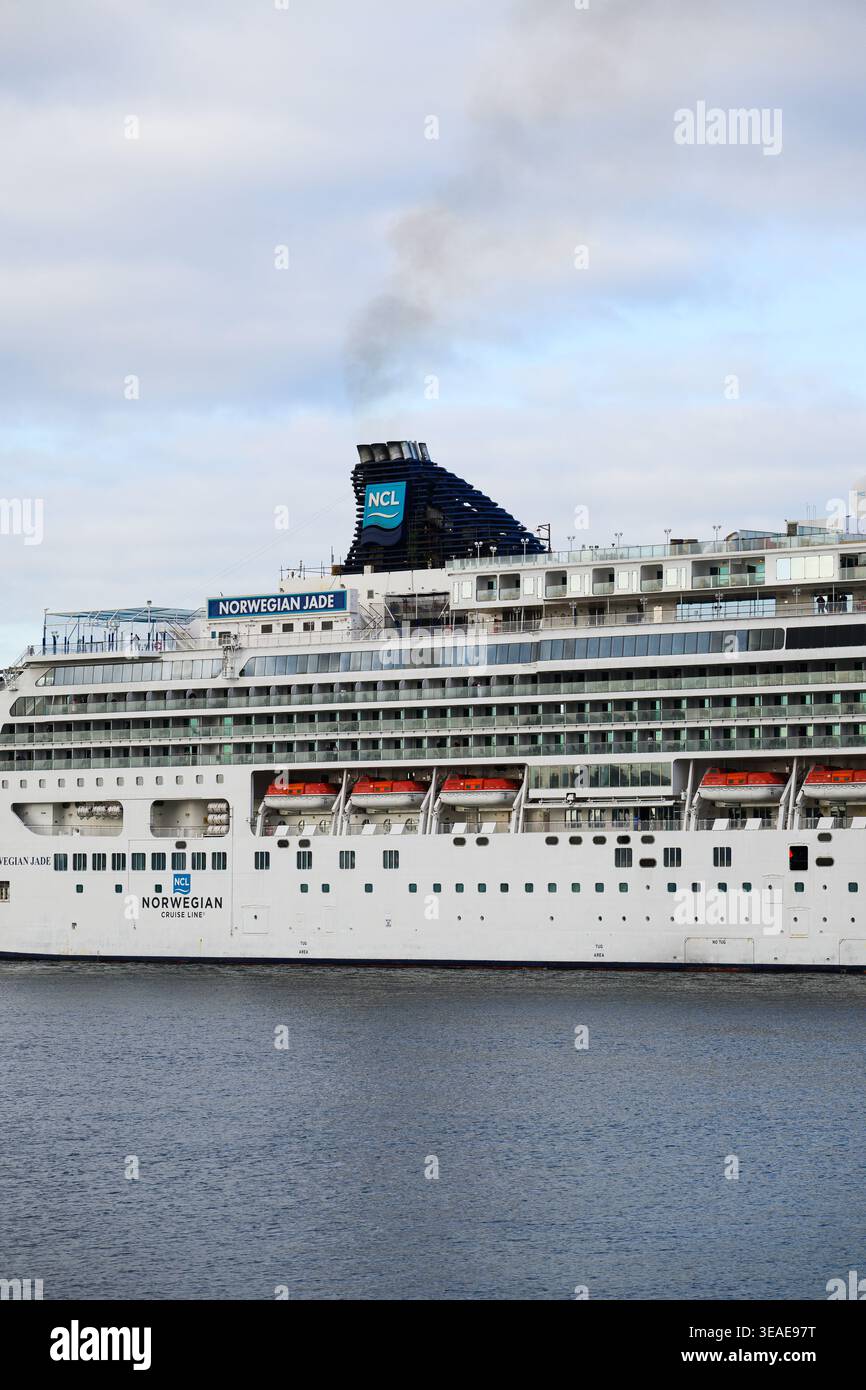 Seattle - 17 aprile 2026; nave da crociera Norwegian Jade a metà nave con imbuto a vela con logo e nome Foto Stock