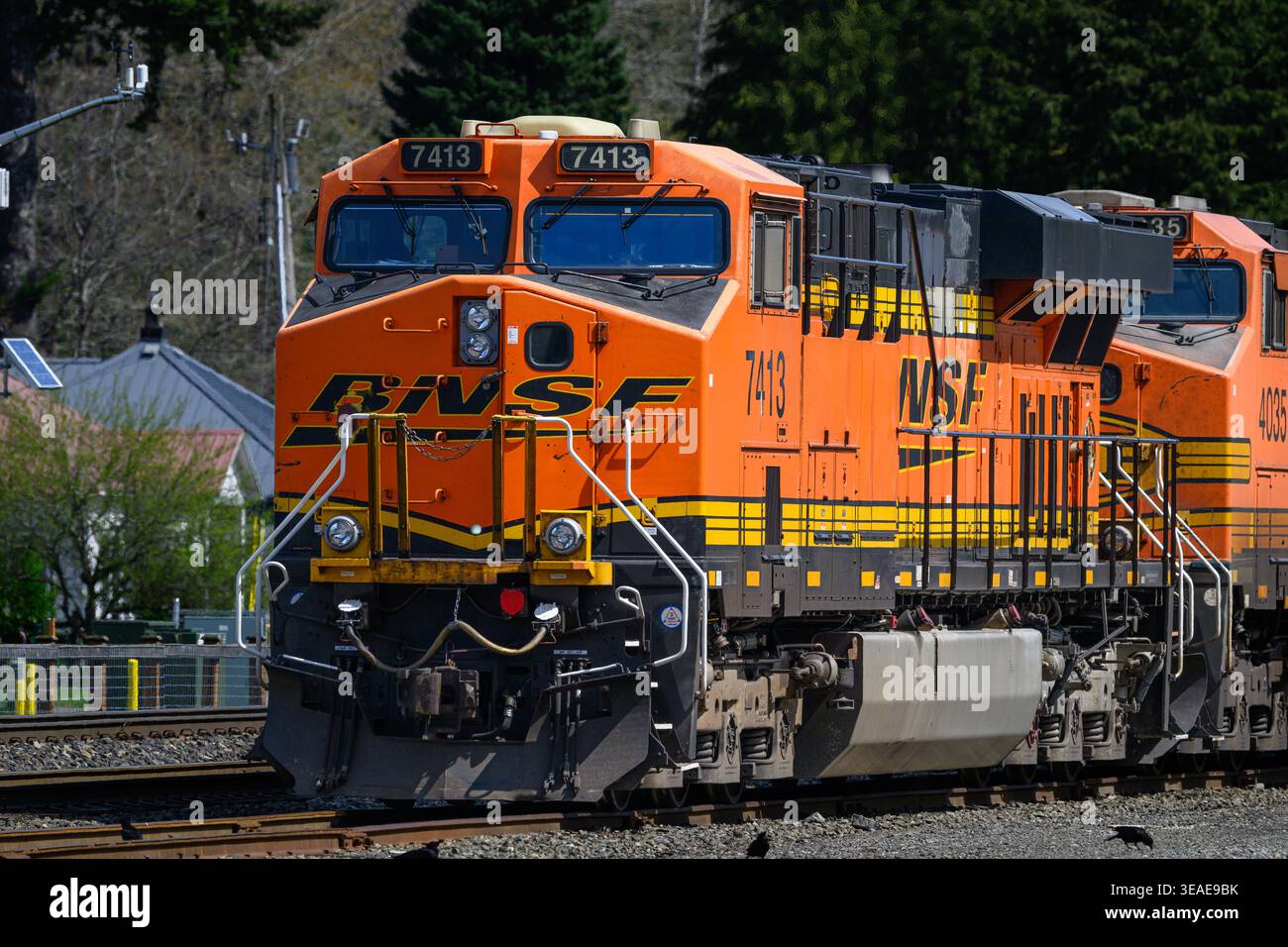 Skykomish, WA, Stati Uniti d'America - 17 aprile 2026; locomotiva merci arancione BNSF con logo Swoosh con vista frontale Foto Stock