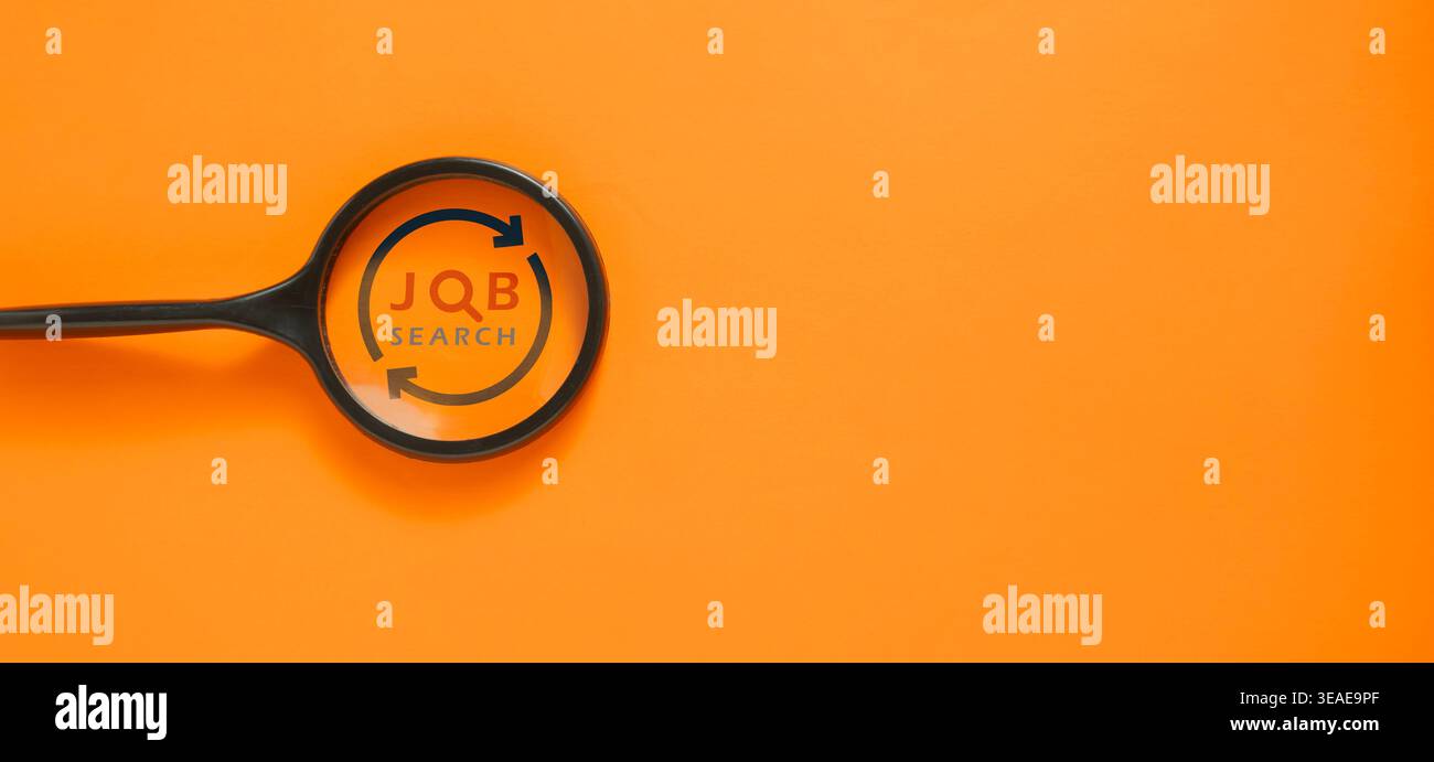Concetto di ricerca di lavoro e assunzione con lente d'ingrandimento su sfondo arancione, opportunità di carriera e processo di assunzione. Foto Stock