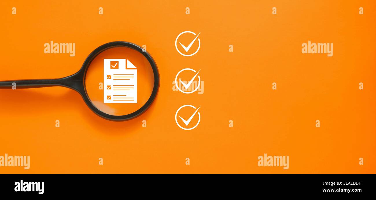 Verifica dell'elenco di controllo per la verifica dei documenti con lente di ingrandimento su sfondo arancione, controllo qualità, processo di approvazione e concetto di audit aziendale con icona Foto Stock