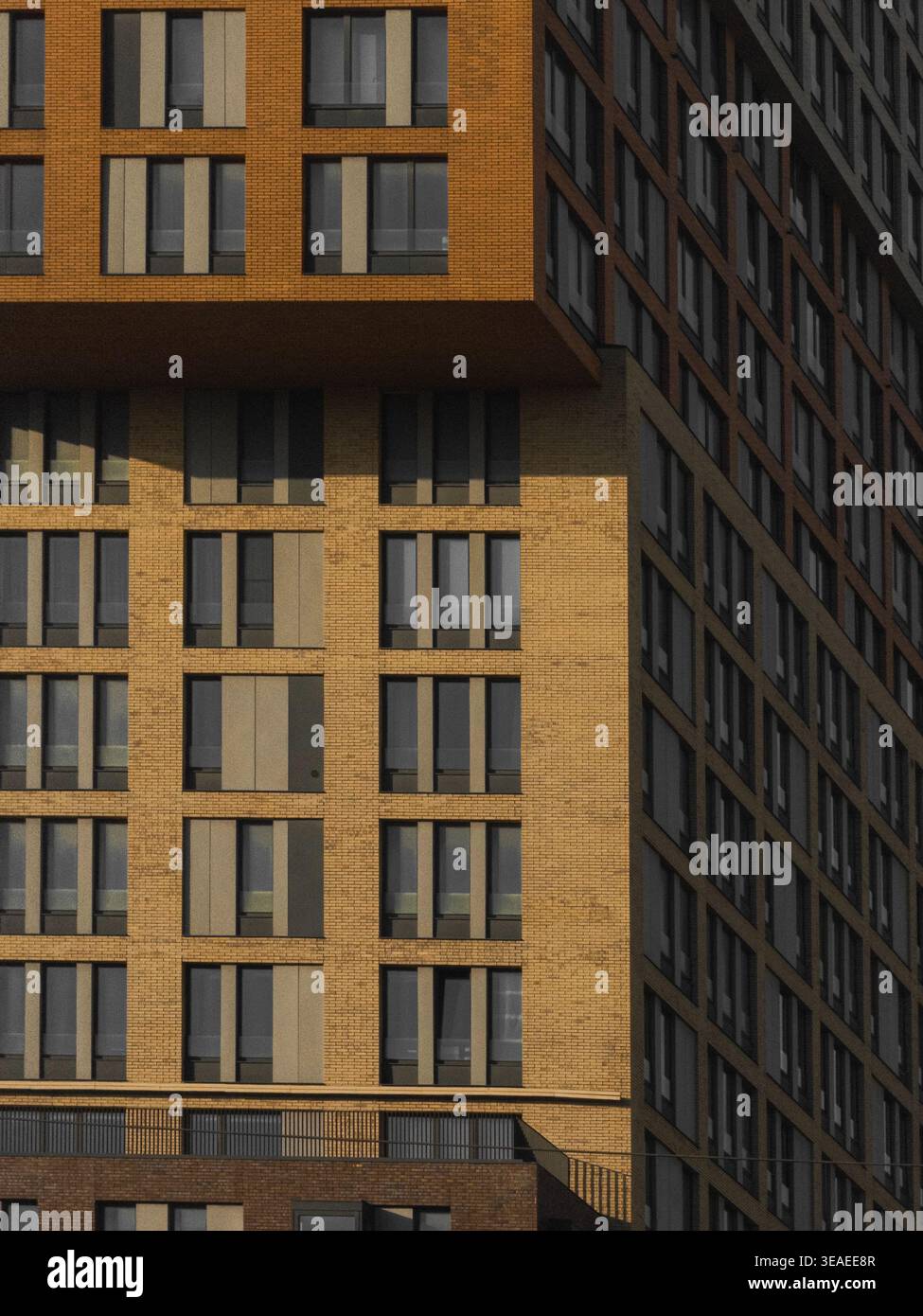Vista esterna degli edifici residenziali che mostrano forme ripetitive di finestre architettoniche, geometrie e design moderno della facciata. - Immagine stock catturata con smartphone