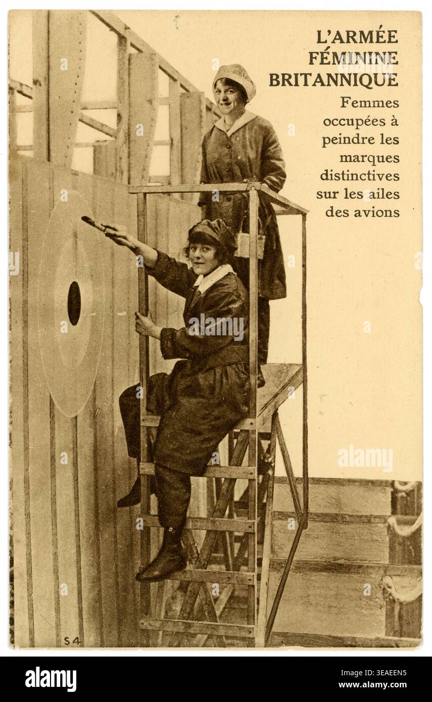 Cartolina francese degli anni '1900 della prima guerra mondiale di donne britanniche operaie di guerra che dipingono il cartello sull'ala degli aerei. i lavori in casa del 1900. Intorno al 1918. Foto Stock