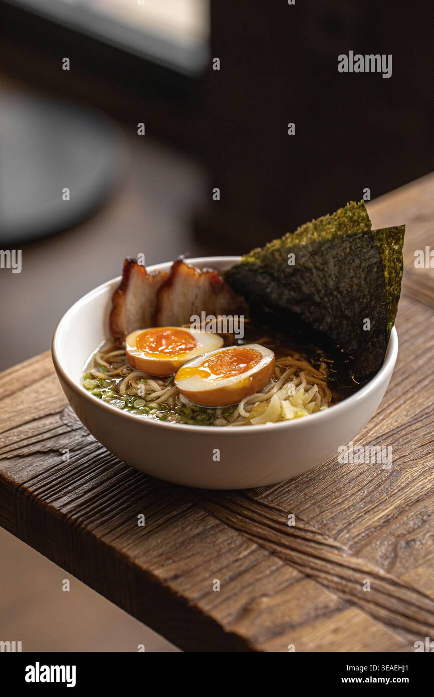 Tradizionale ciotola di ramen giapponese con uova e maiale Foto Stock