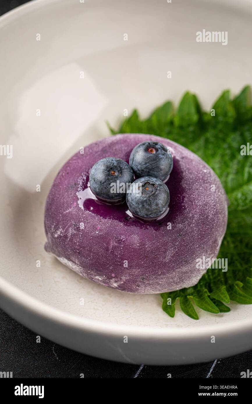 Dessert mochi alla lavanda con mirtilli freschi Foto Stock