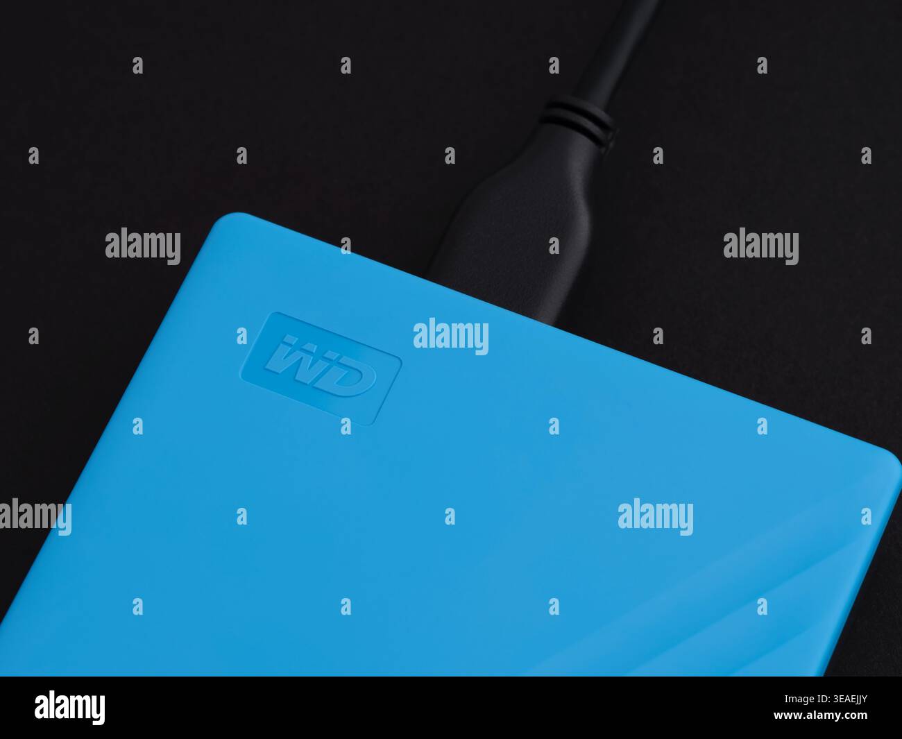 Tambov, Federazione Russa - 19 luglio 2021 disco rigido esterno WD My Passport blu con cavo USB nero su sfondo nero. Foto Stock