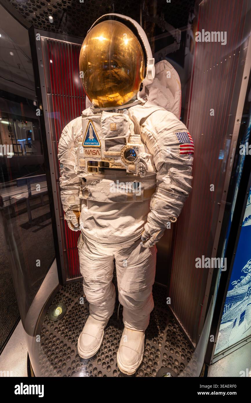 Tuta spaziale della NASA in mostra allo Space Center Houston, Texas, USA, che mostra l'attrezzatura storica degli astronauti e la tecnologia dell'esplorazione spaziale umana. Foto Stock