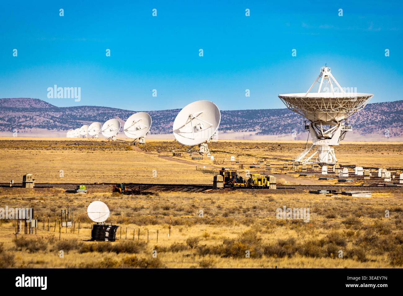 Allineato una serie di piatti per radiotelescopi al NRAO Very Large Array nel New Mexico Foto Stock