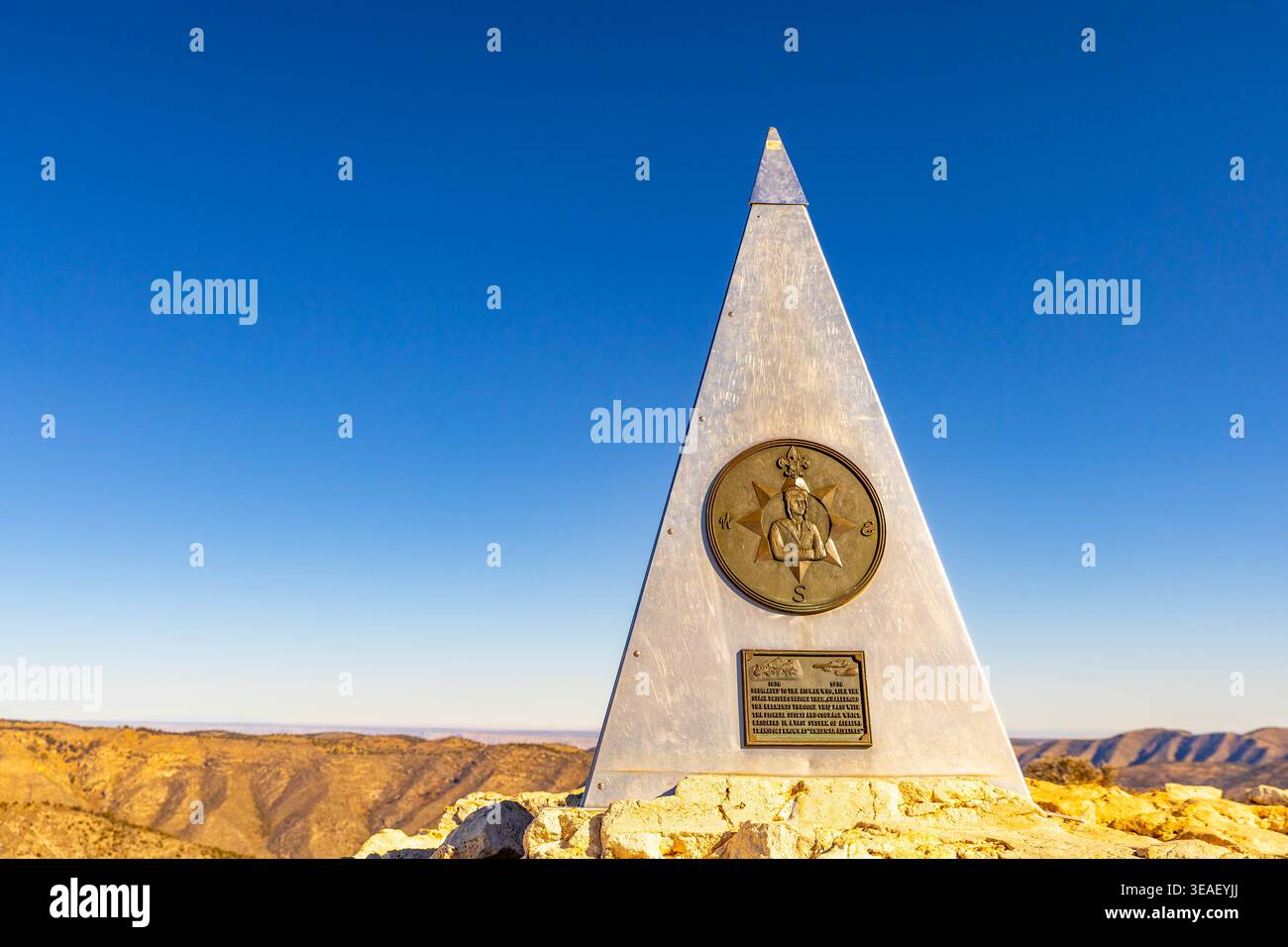 Dell City, Texas, USA - 21 febbraio 2026: Il monumento della cima della piramide d'argento segna il picco Guadalupe, il punto più alto del Texas Foto Stock