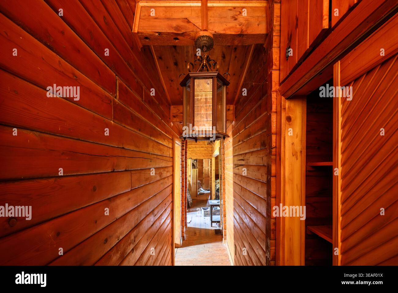 Pareti rivestite in pannelli di legno all'interno di un corridoio con un grande impianto di illuminazione. Da allora la camera è stata demolita Foto Stock