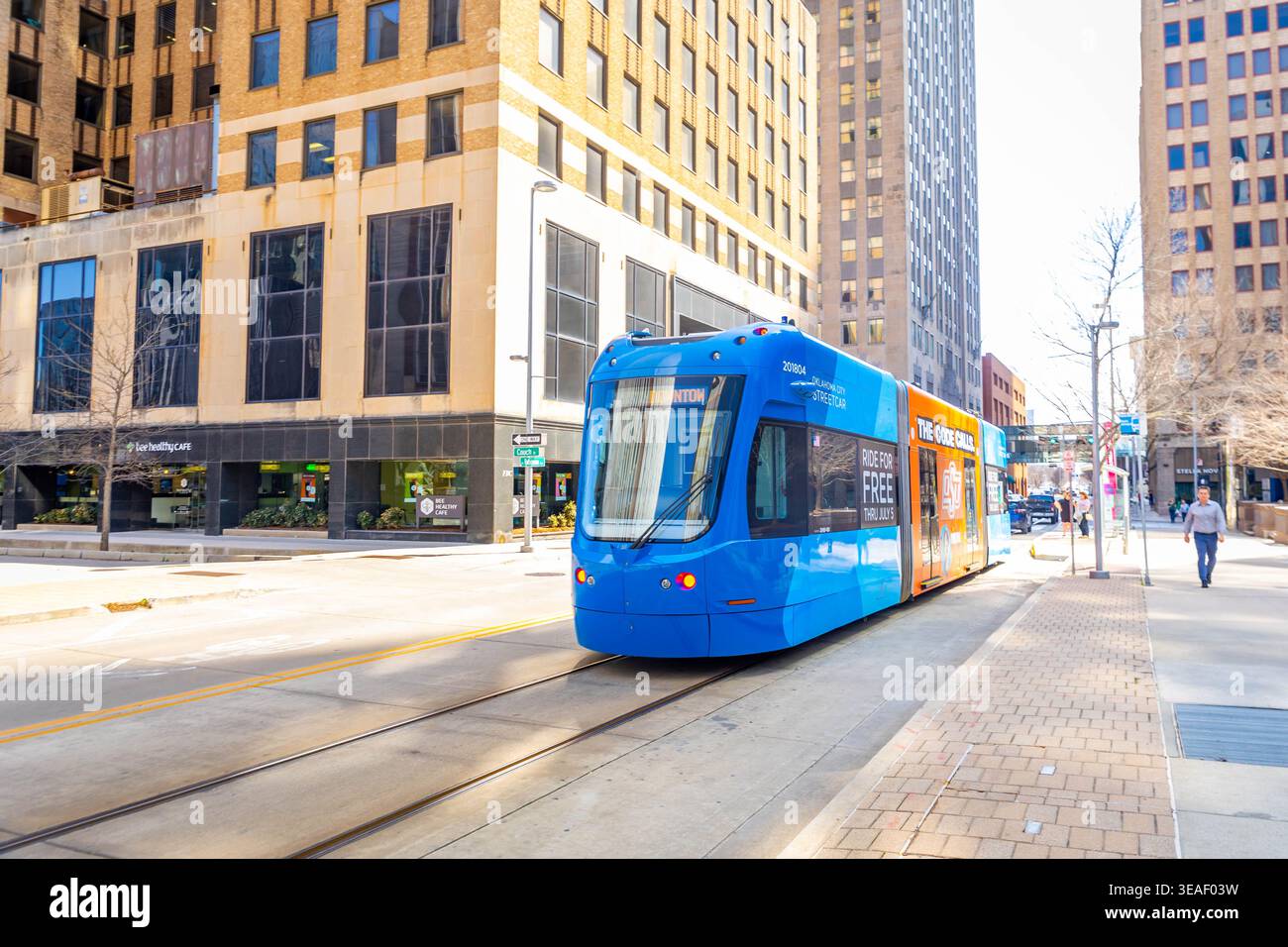 Oklahoma City, Oklahoma, USA - 9 marzo 2026: Moderno tram che attraversa le strade urbane del centro di Oklahoma City Foto Stock