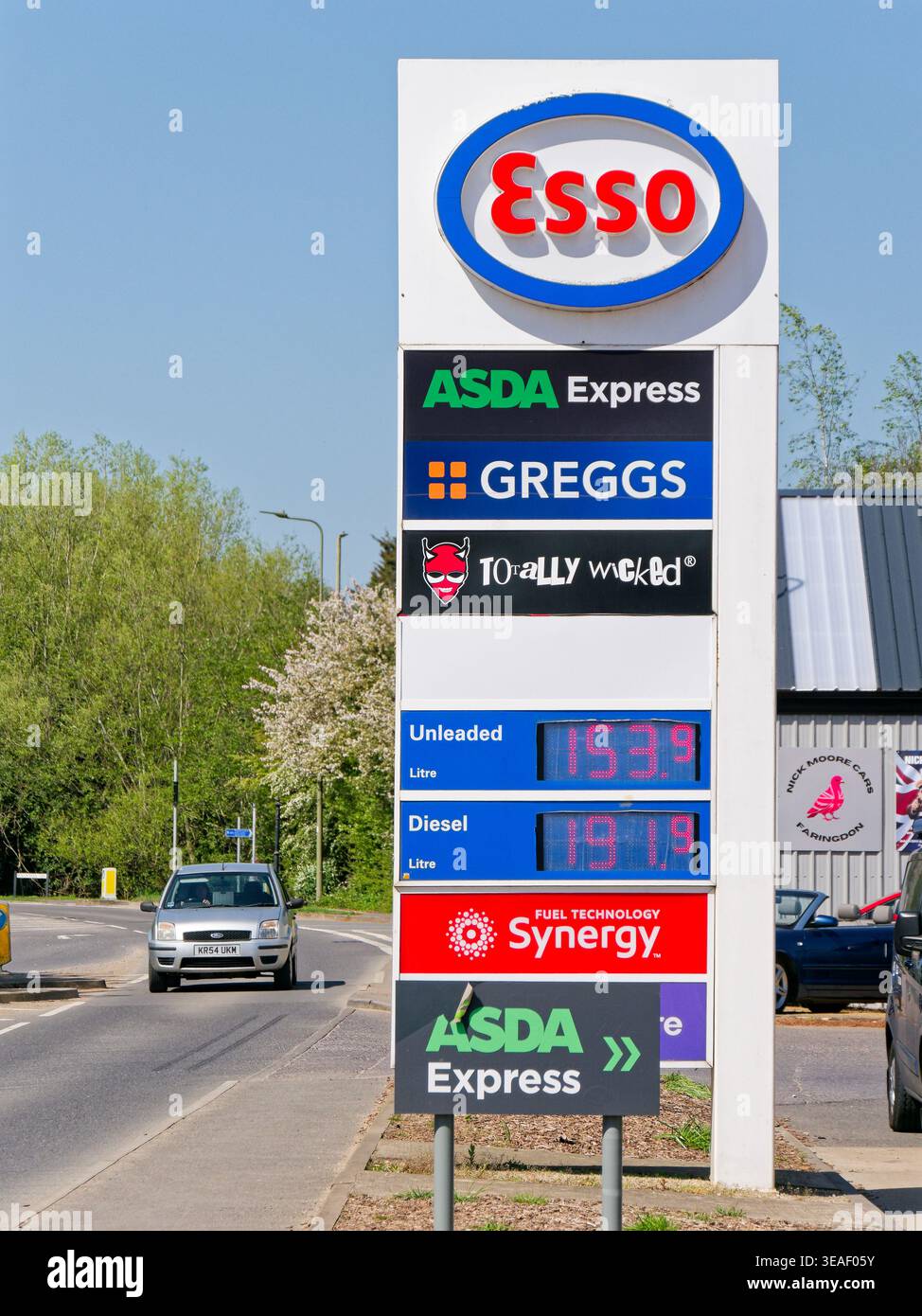 Segnaletica della stazione di servizio esso con diesel digitale e benzina che mostra costi elevati per litro a Faringdon, Oxfordshire, Inghilterra Foto Stock