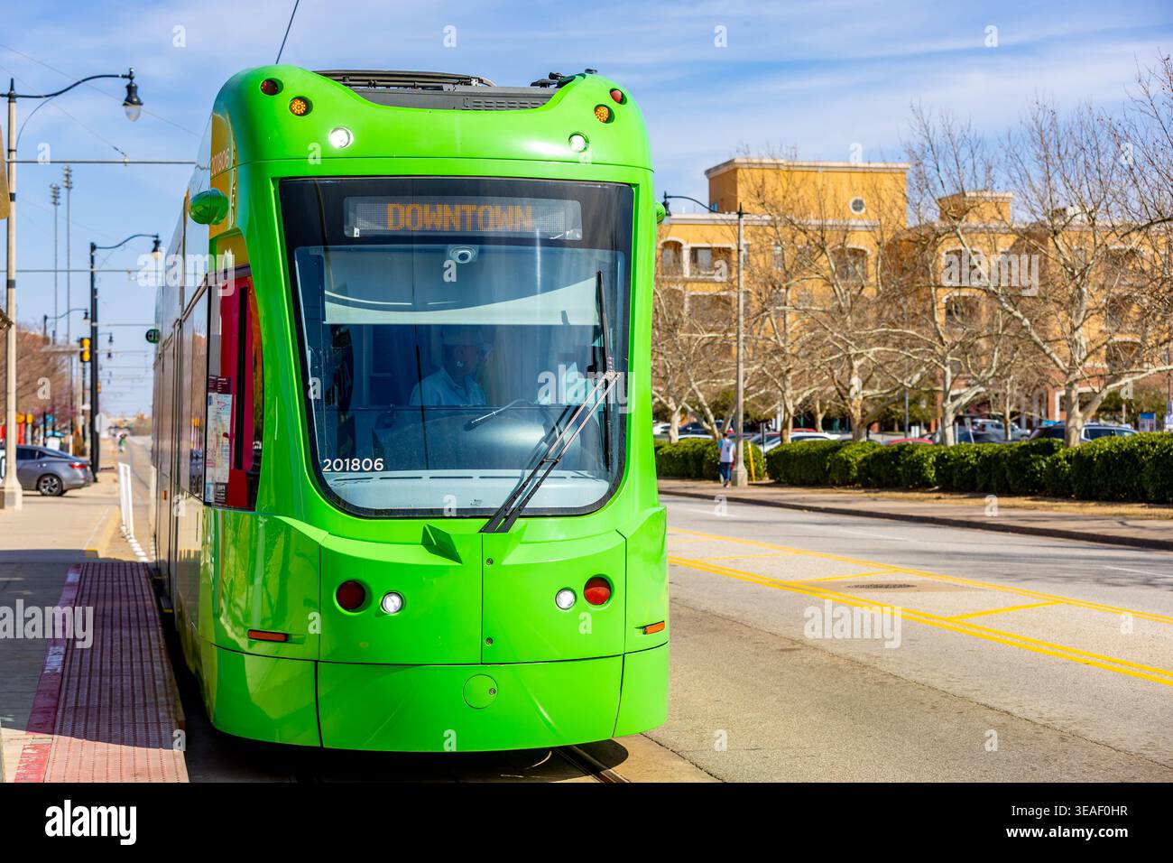 Oklahoma City, Oklahoma, USA - 9 marzo 2026: Moderno tram che attraversa le strade urbane del centro di Oklahoma City Foto Stock