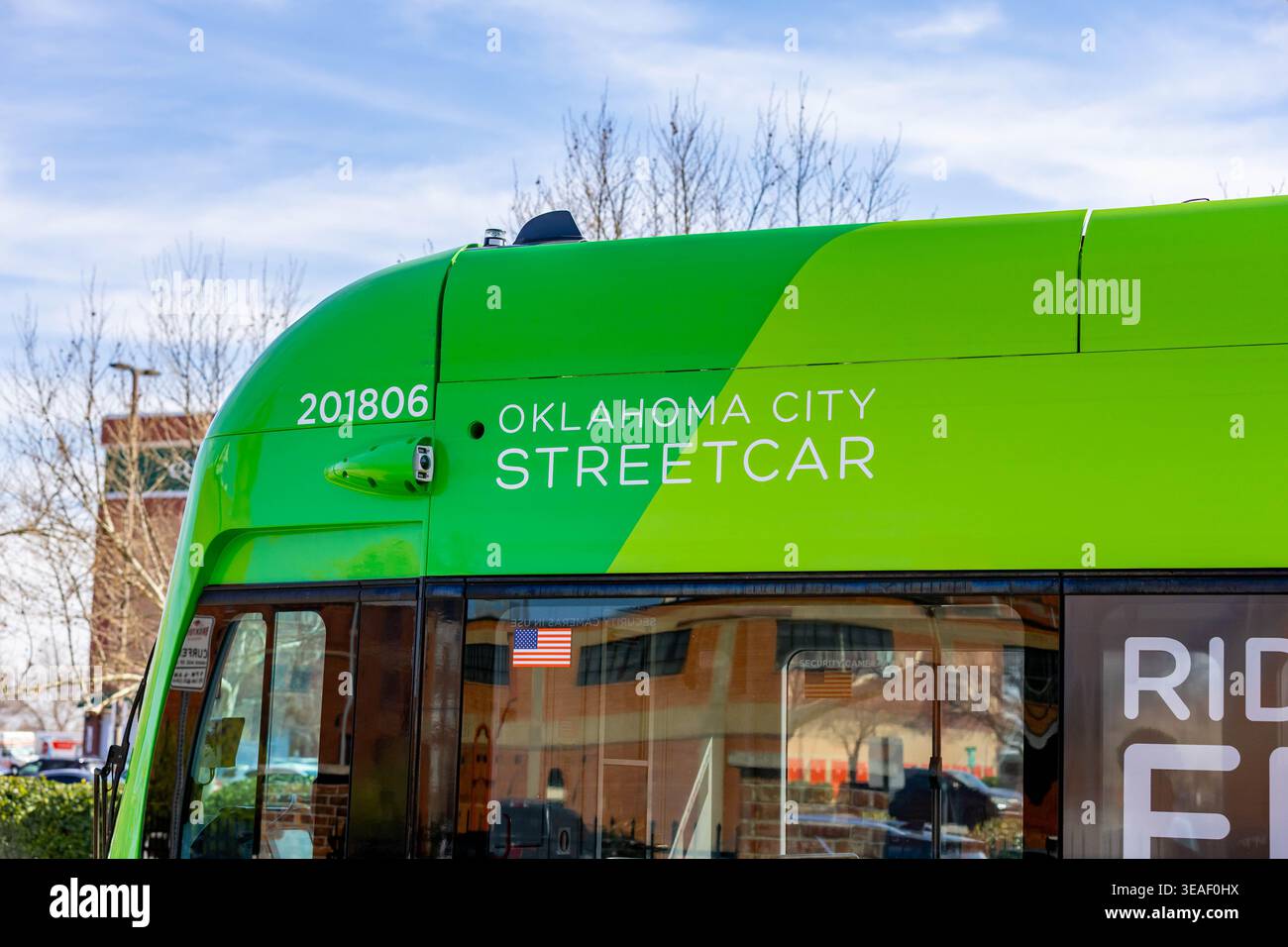 Oklahoma City, Oklahoma, USA - 9 marzo 2026: Moderno tram che attraversa le strade urbane del centro di Oklahoma City Foto Stock