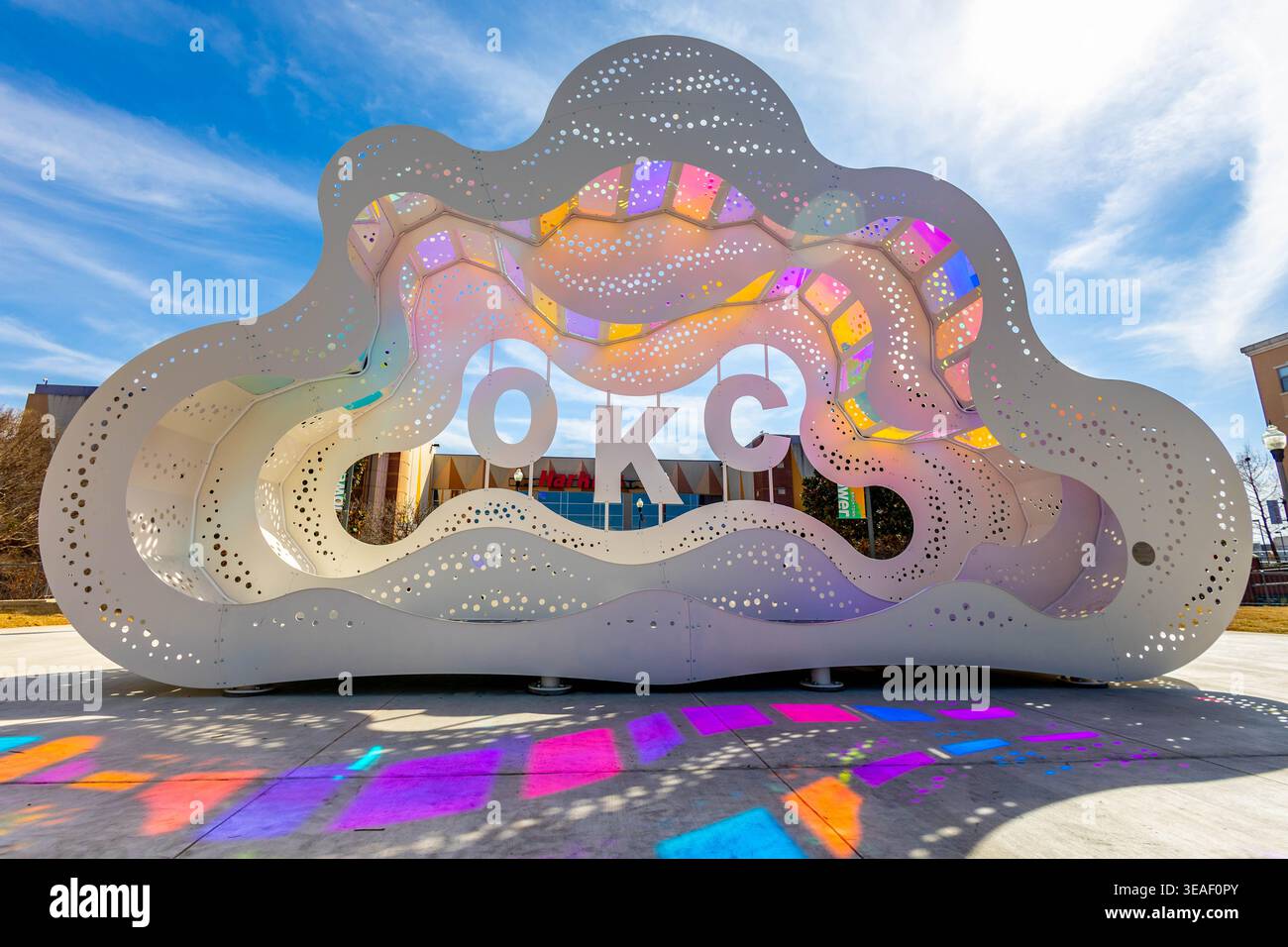 Oklahoma City, Oklahoma, Stati Uniti - 9 marzo 2026: Scultura d'arte pubblica cloud abbracciata situata nel centro di Oklahoma City, Oklahoma Foto Stock
