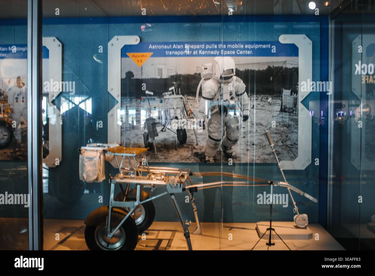 Apollo 14 Lunar Modular Equipment Transporter (MET) "Rickshaw" e Alan Shepard Information display presso la Science Museum Space Exhibit Foto Stock