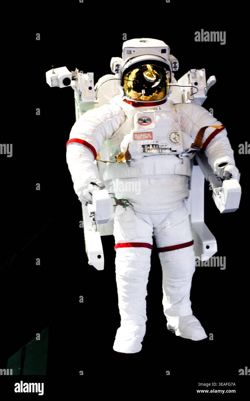 Tuta spaziale NASA Astronaut con unità di manovra con equipaggio esposta al Kennedy Space Center Foto Stock
