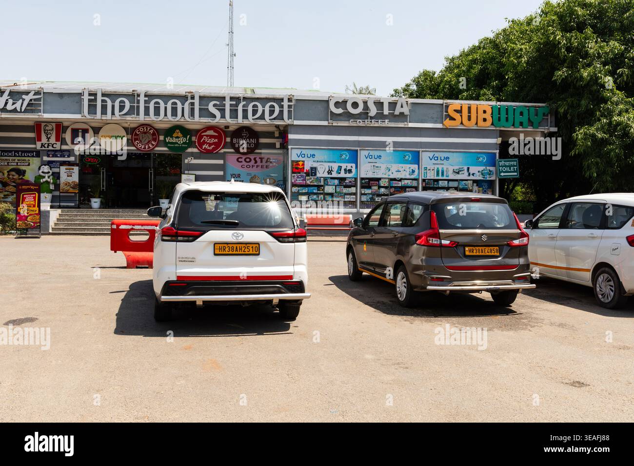 Stazione di servizio Food Street, Vrindavan Cut, Mathura, Yamuna Expressway, Vrindavan, India Foto Stock