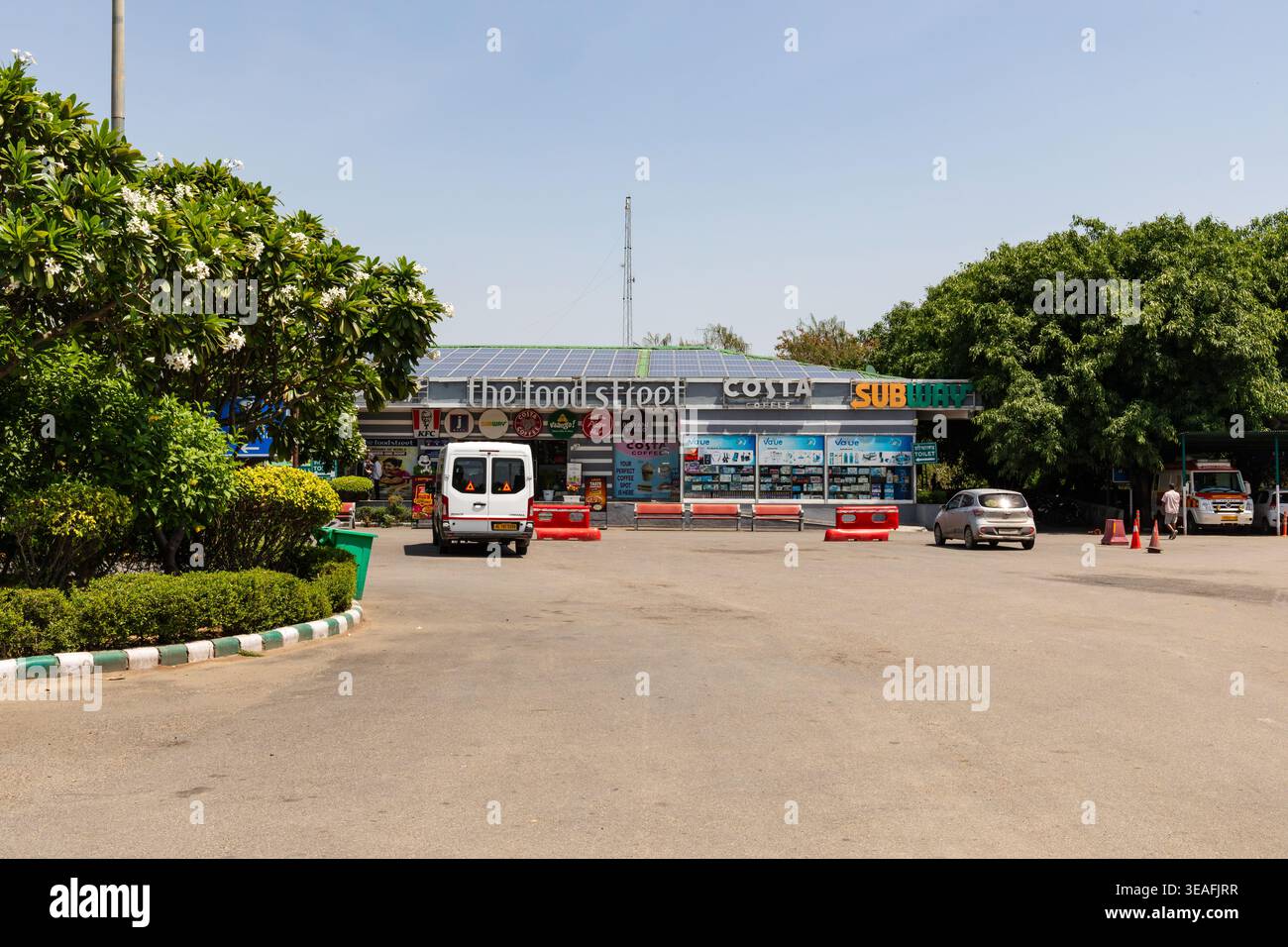 Stazione di servizio Food Street, Vrindavan Cut, Mathura, Yamuna Expressway, Vrindavan, India Foto Stock