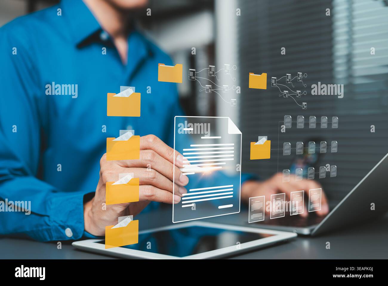 Concetto di sistema di gestione dei documenti. Uomo d'affari che organizza file, cartelle e record digitali su un dispositivo connesso. classificazione dei file, lavoro sui documenti Foto Stock