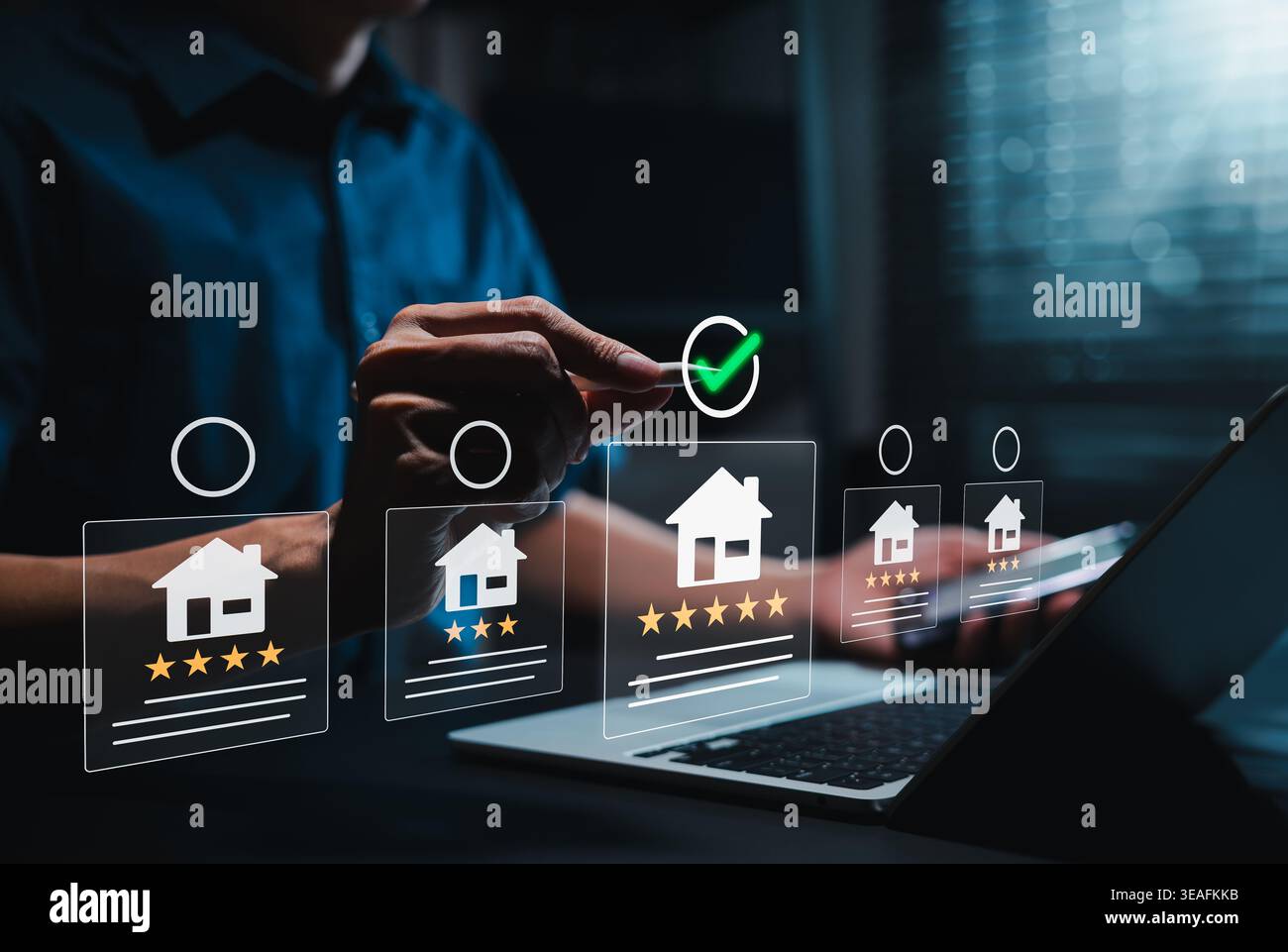 Concetto decisionale di selezione e confronto immobiliare. Persona che esamina gli elenchi di casa con valutazioni e marchio di approvazione. valutazione della proprietà, acquirente Foto Stock