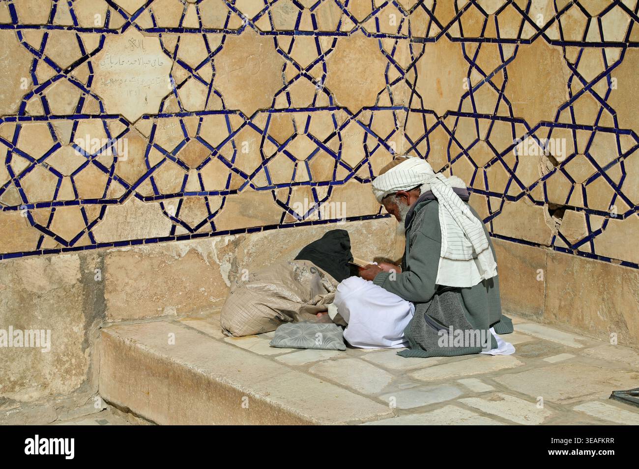 Pellegrino al complesso del Santuario di Guzargah vicino a Herat nell'Afghanistan occidentale Foto Stock