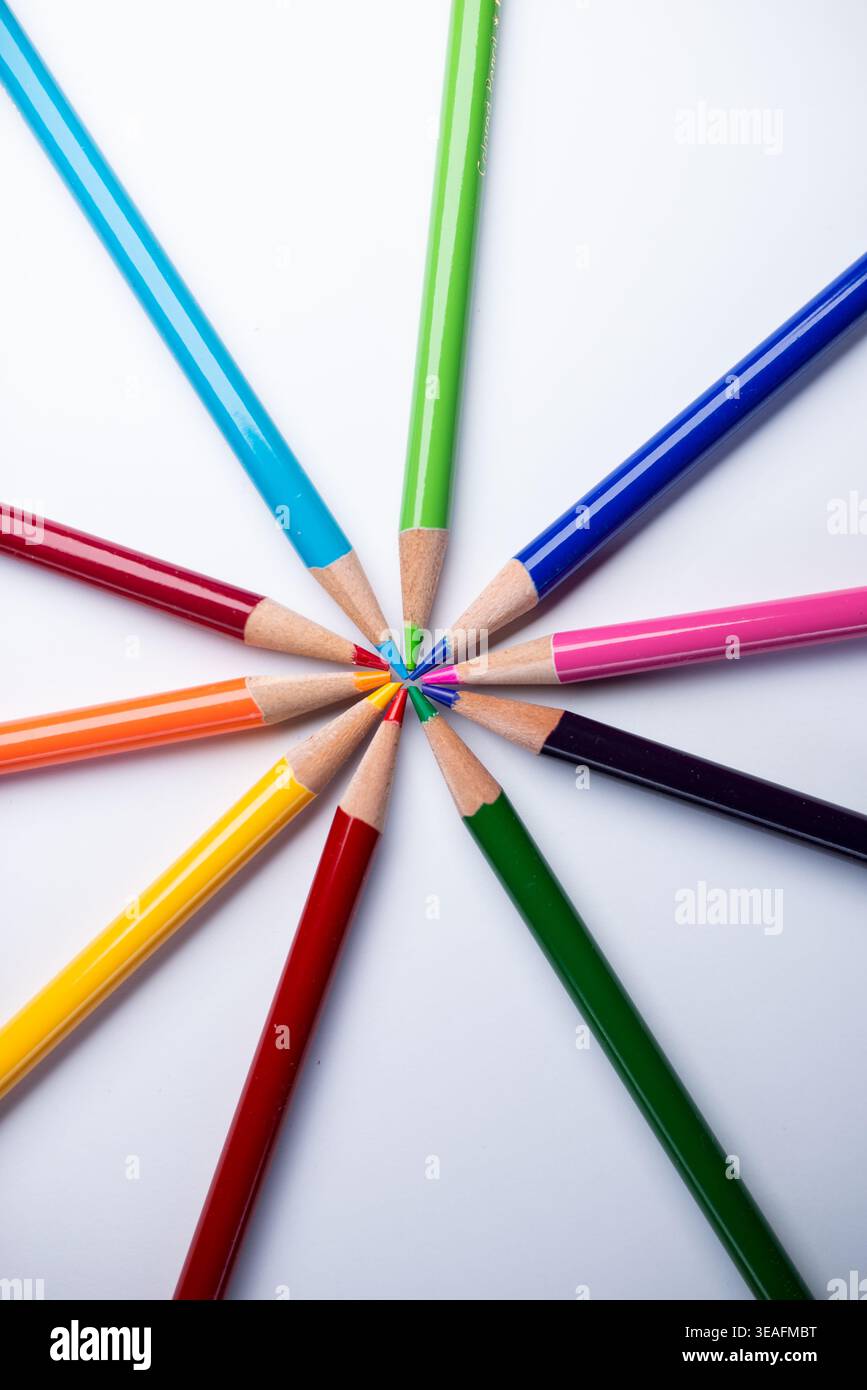 Matite colorate su sfondo bianco, colori brillanti Foto Stock