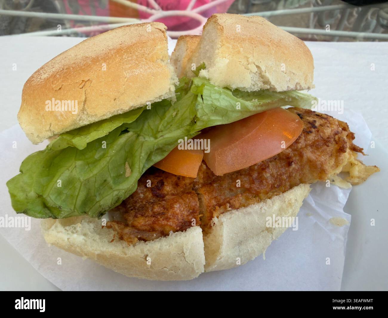 Un filetto di pesce in un panino. Immagine scattata a Funchal, Madeira, con il pesce che è lo sciabola locale. Foto Stock