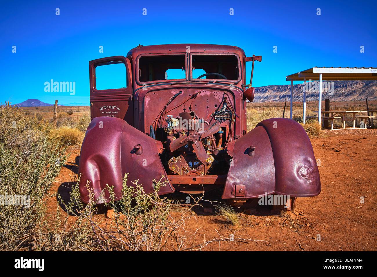 Camioncino d'epoca abbandonato arrugginito nel deserto dell'Arizona vicino al monte Trumbull Foto Stock