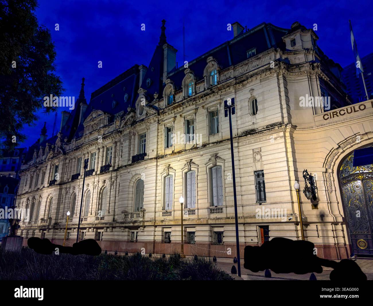 Vista notturna dell'imponente architettura francese del Palazzo Paz a Retiro, con la sua facciata monumentale e il suo status di patrimonio storico. Foto Stock