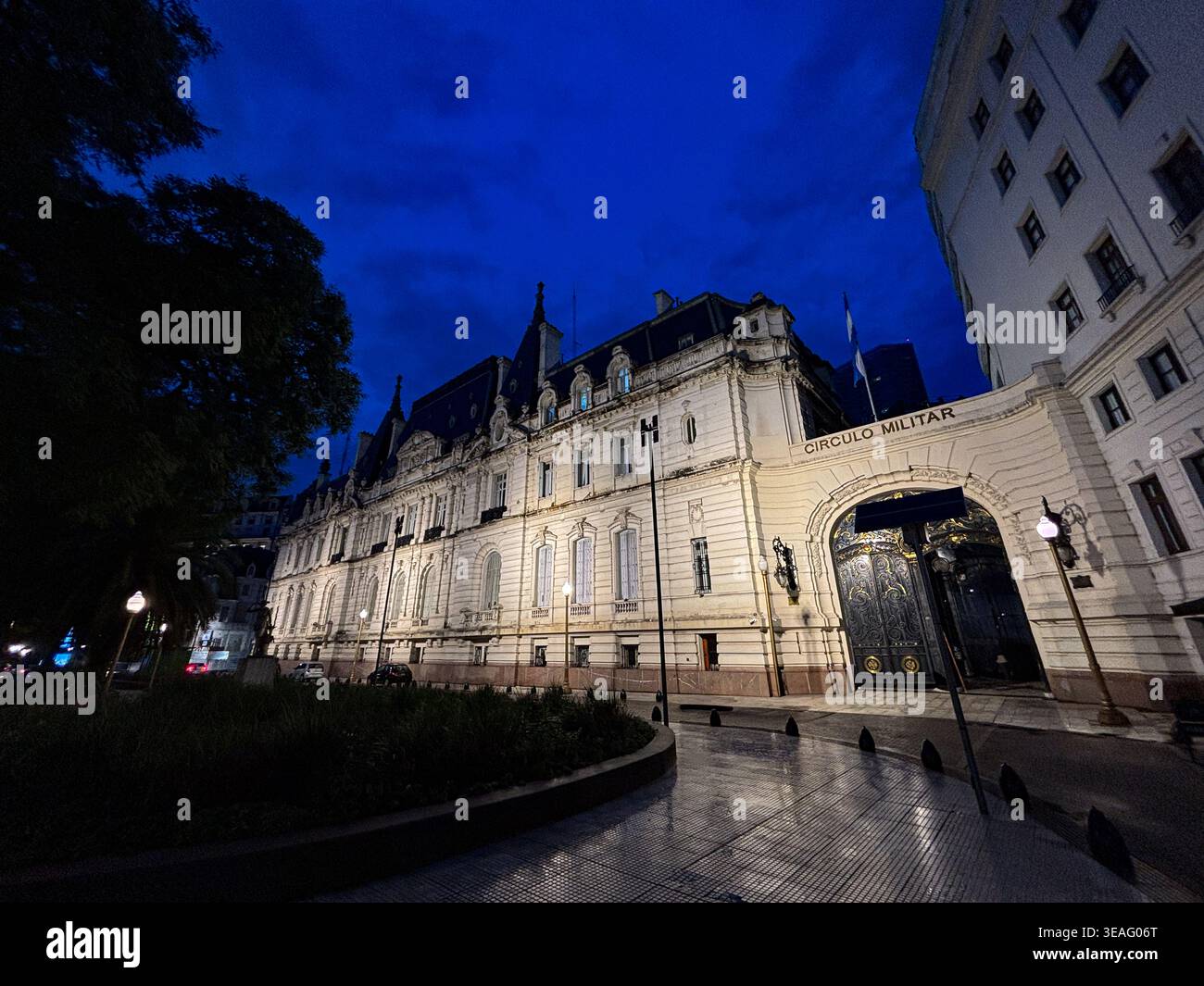 Ampia prospettiva del Palazzo Paz illuminata di notte che mostra la sua architettura accademica francese e l'ingresso al Circolo militare. Foto Stock