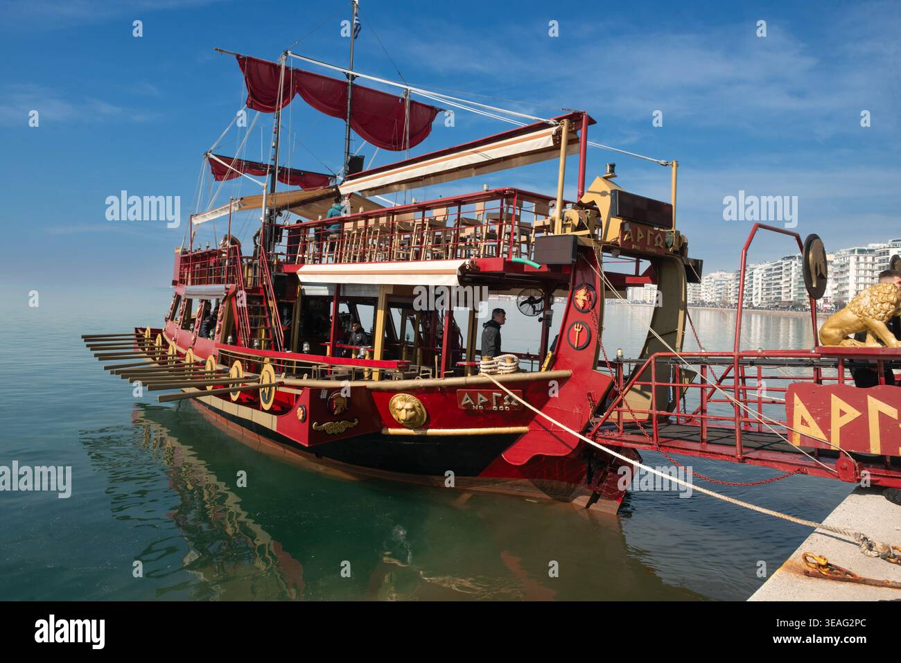 Escursione turistica in stile tradizionale in barca Argo con vele rosse e remi attraccati sul lungomare di Salonicco, Grecia Foto Stock