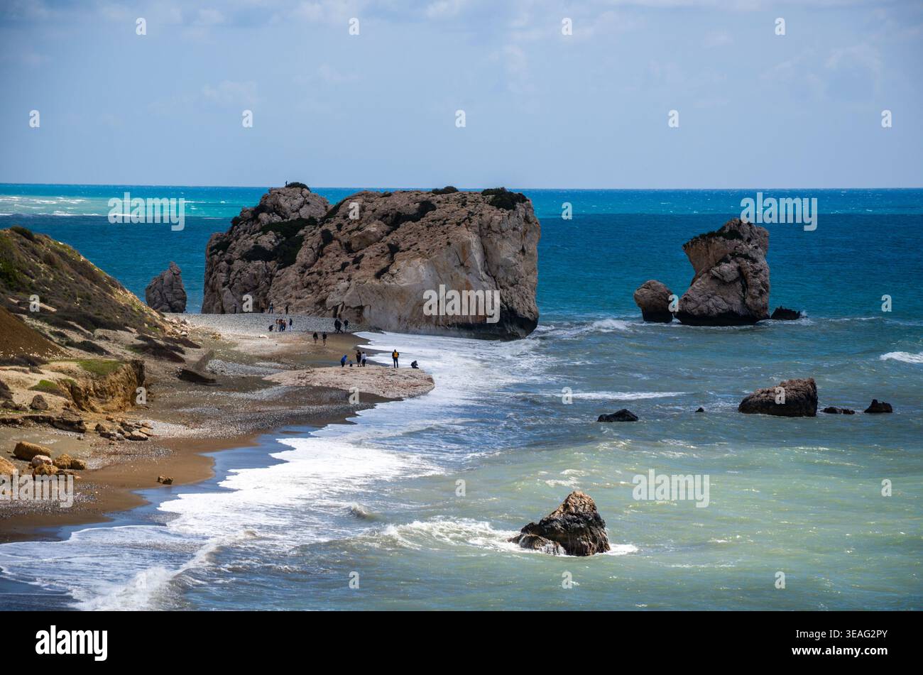 Paesaggio costiero con grandi rocce marine e spiaggia sabbiosa Foto Stock