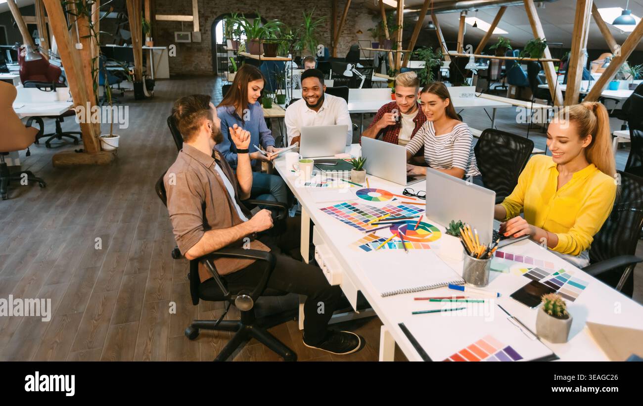 Giovani designer che discutono di un nuovo progetto in ufficio Foto Stock