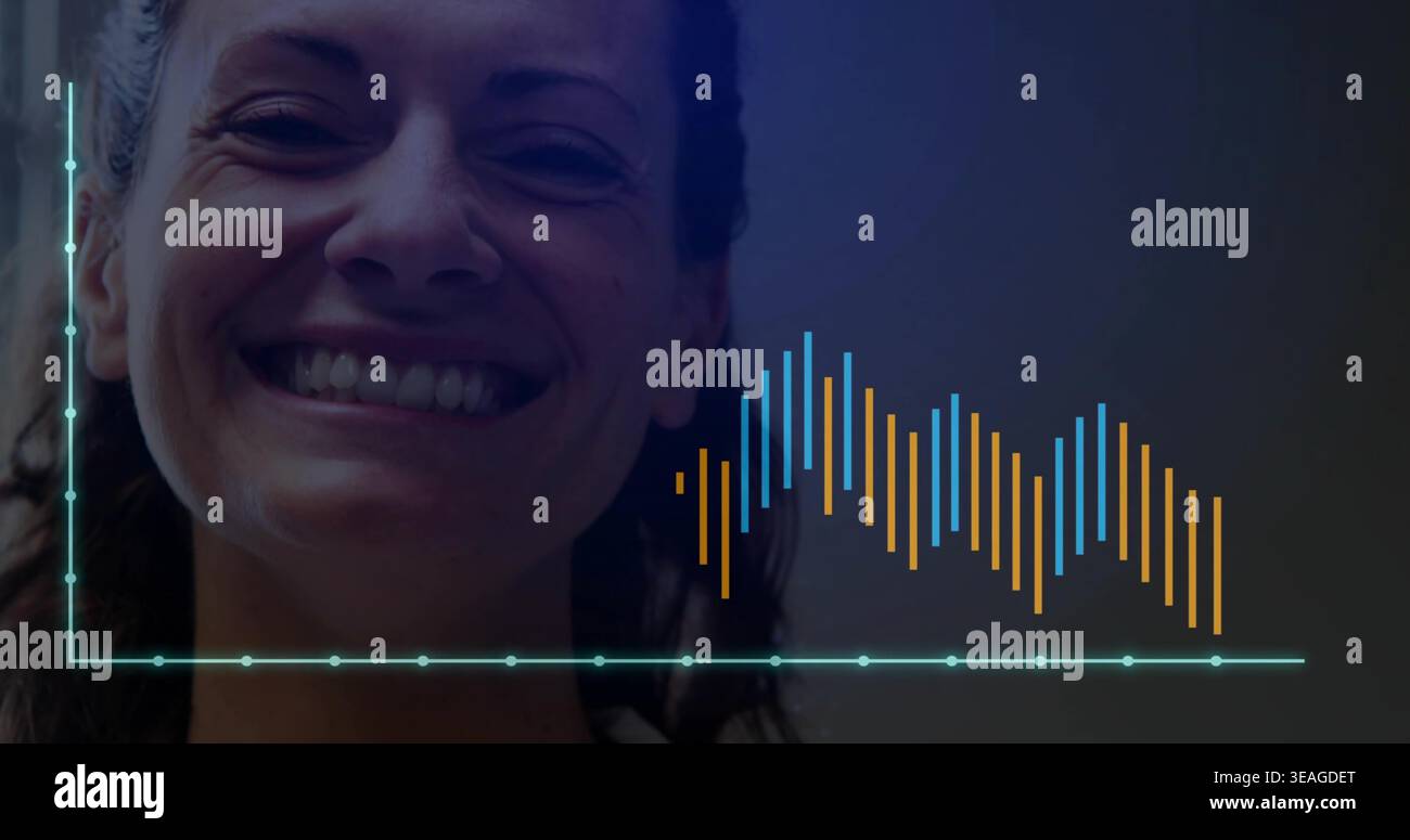 Donna sorridente di mezza età che mostra denti, linee di risata in studio, che mostra la forma d'onda dell'asse turchese Foto Stock