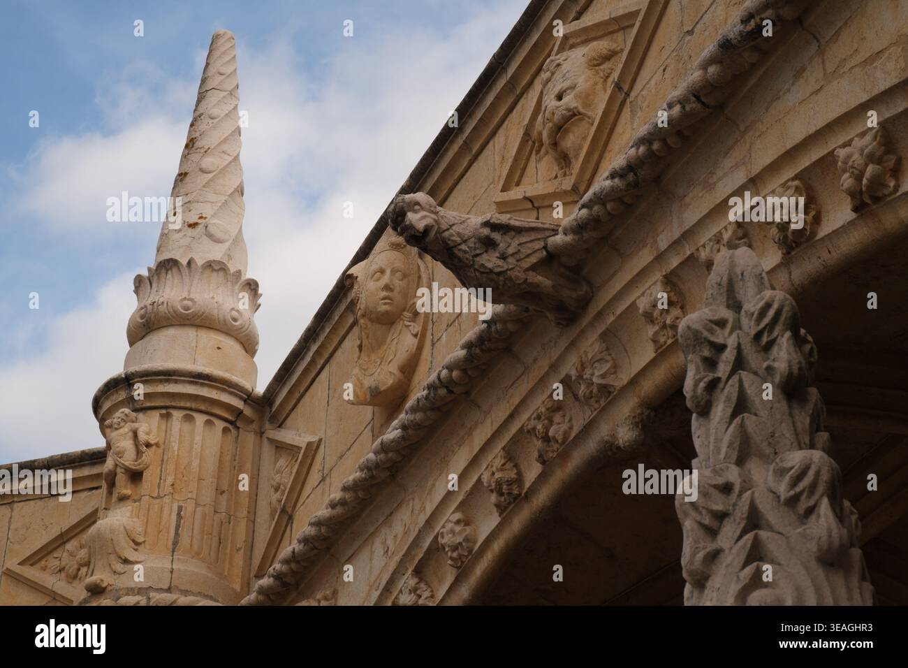 Dettaglio architettonico di una parte delle Cloisters, Mosteiro dos Jeronimos, Belem, Lisbona, Portogallo . Foto Stock