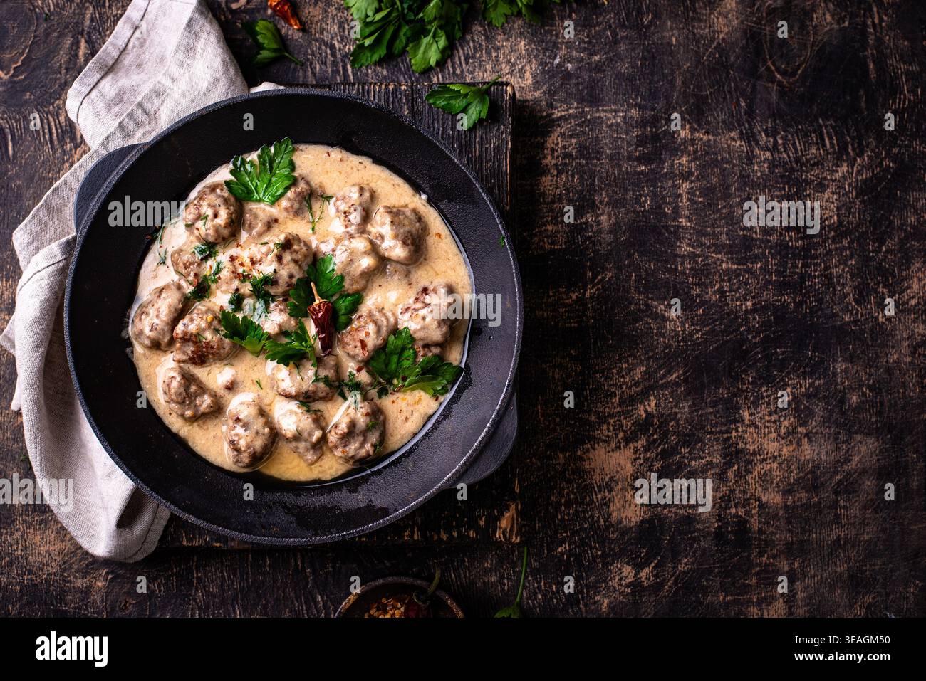 Polpette in salsa di panna acida in una padella Foto Stock