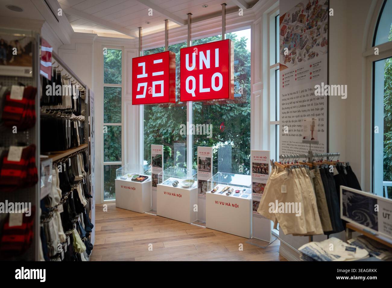 Gli interni del negozio di abbigliamento giapponese sono impreziositi da un cartello con il logo. Foto Stock