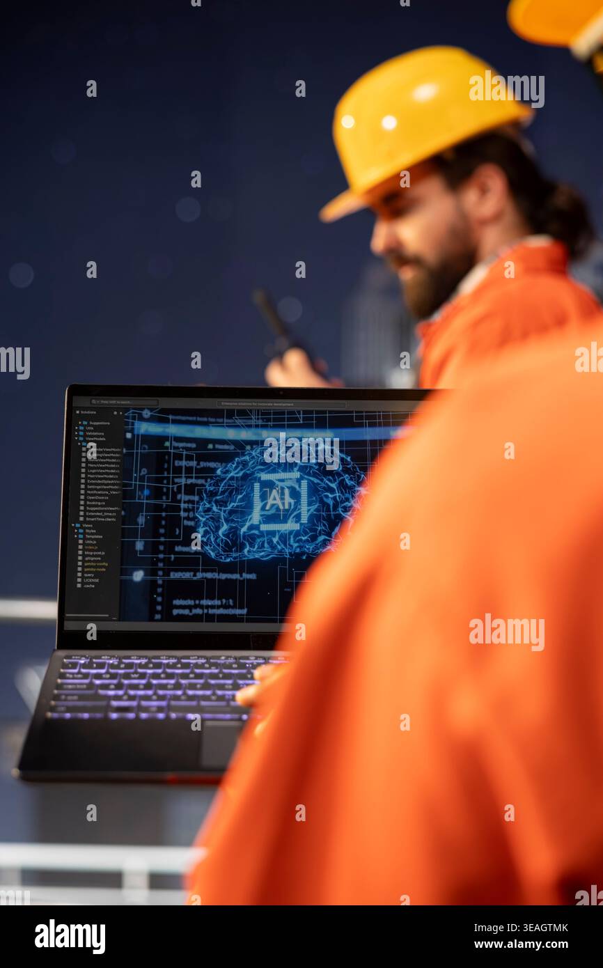 Primo piano dei lavoratori delle piattaforme marittime offshore che monitorano le operazioni utilizzando il software di apprendimento approfondito ai di notte. I colleghi del carro di perforazione osservano i dati dei sensori utilizzando reti neurali di intelligenza artificiale Foto Stock