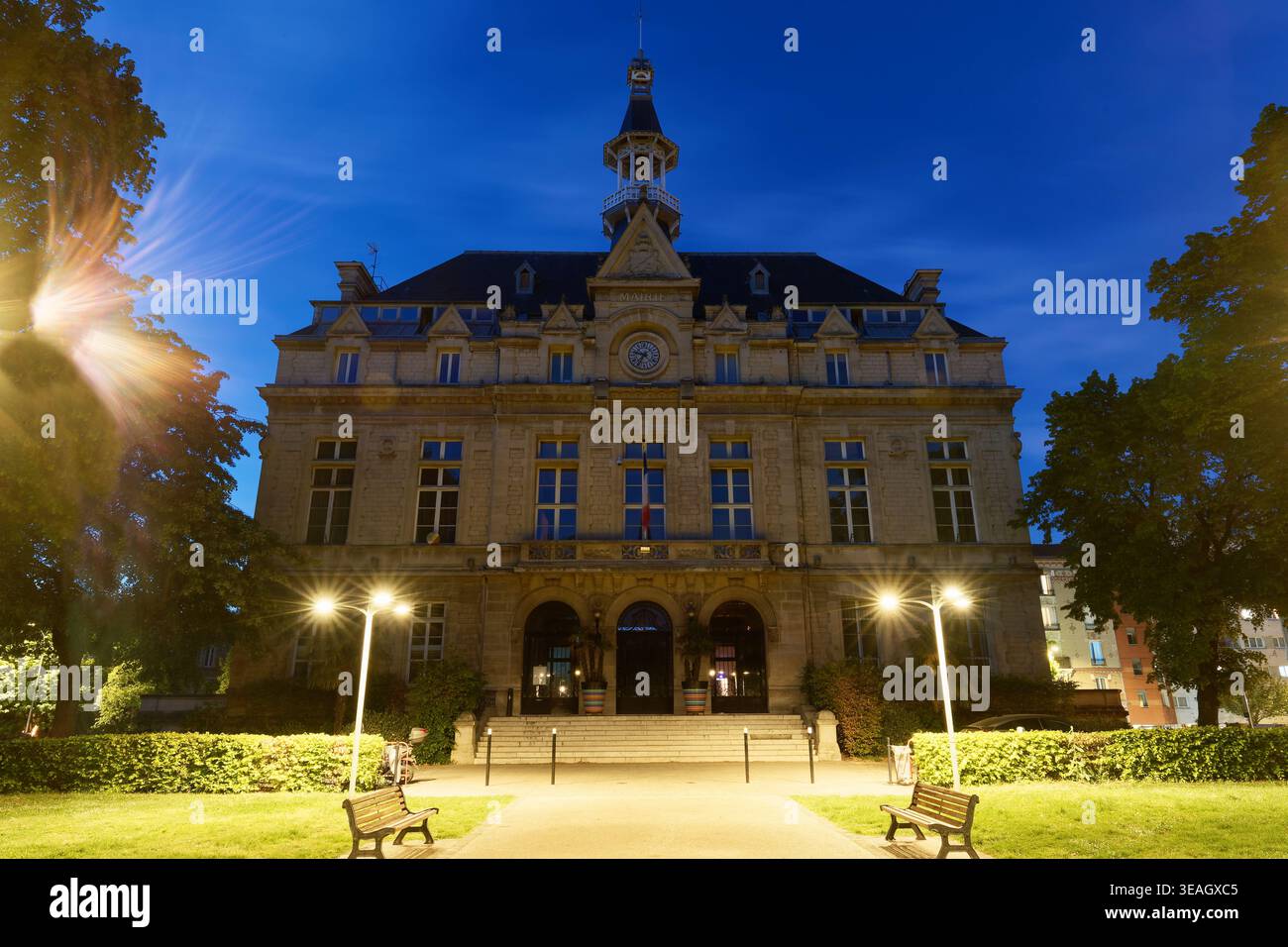 Il municipio della città di la Courneuve di notte , la periferia settentrionale di Parigi , Francia Foto Stock