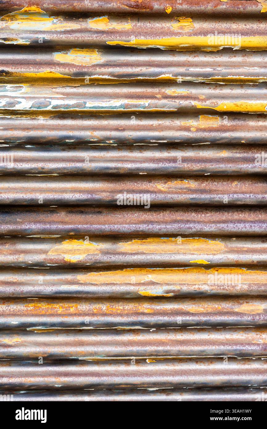 Sfondo di Grunge astratto di onde metalliche arrugginite orizzontali e superficie ossidata Foto Stock