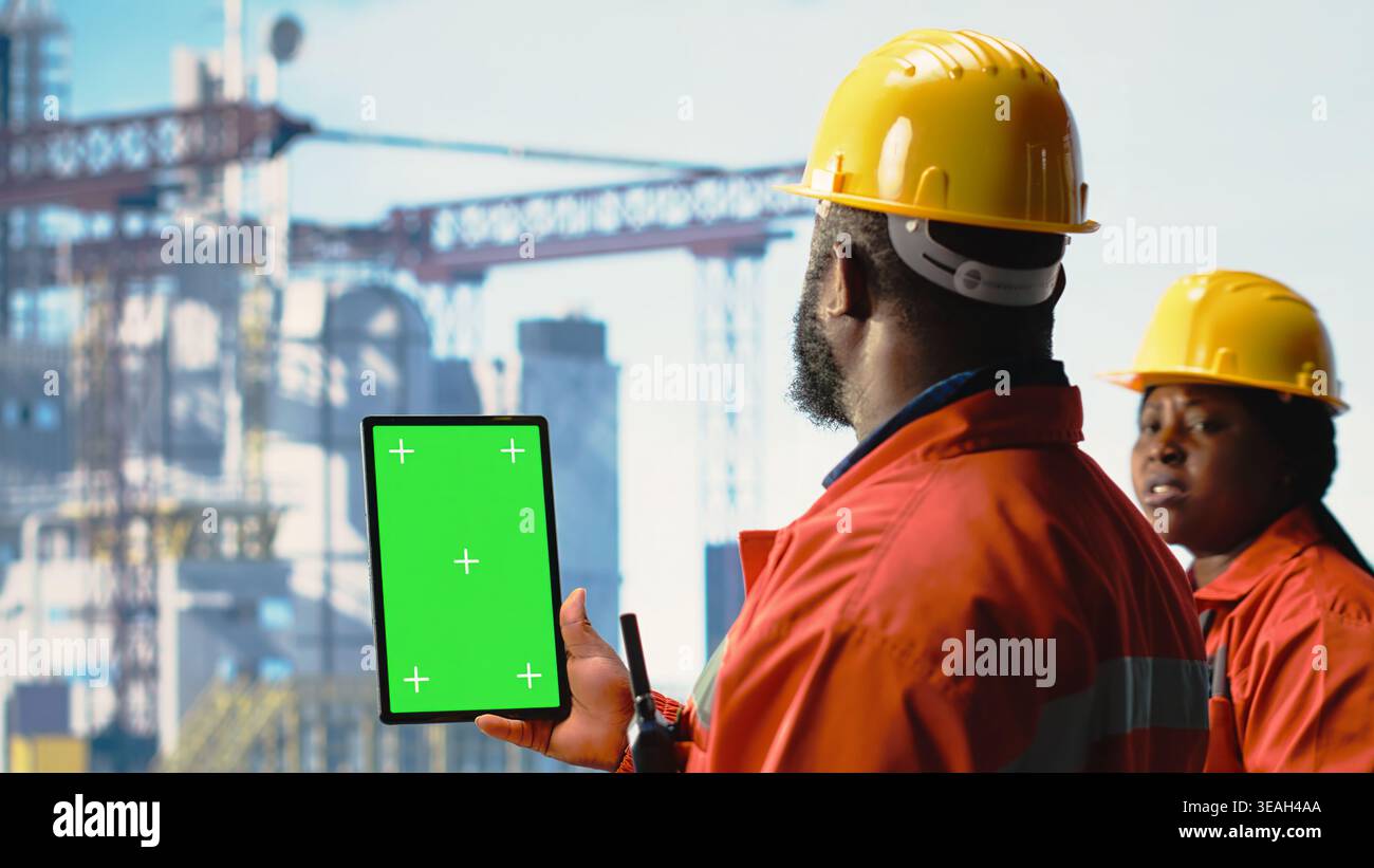 Tablet con schermo isolato utilizzato dalle operazioni di monitoraggio specializzate di carri offshore sul pianale della piattaforma petrolifera. Il dipendente del carro di perforazione esamina le operazioni energetiche utilizzando un dispositivo chiave Chroma, primo piano Foto Stock